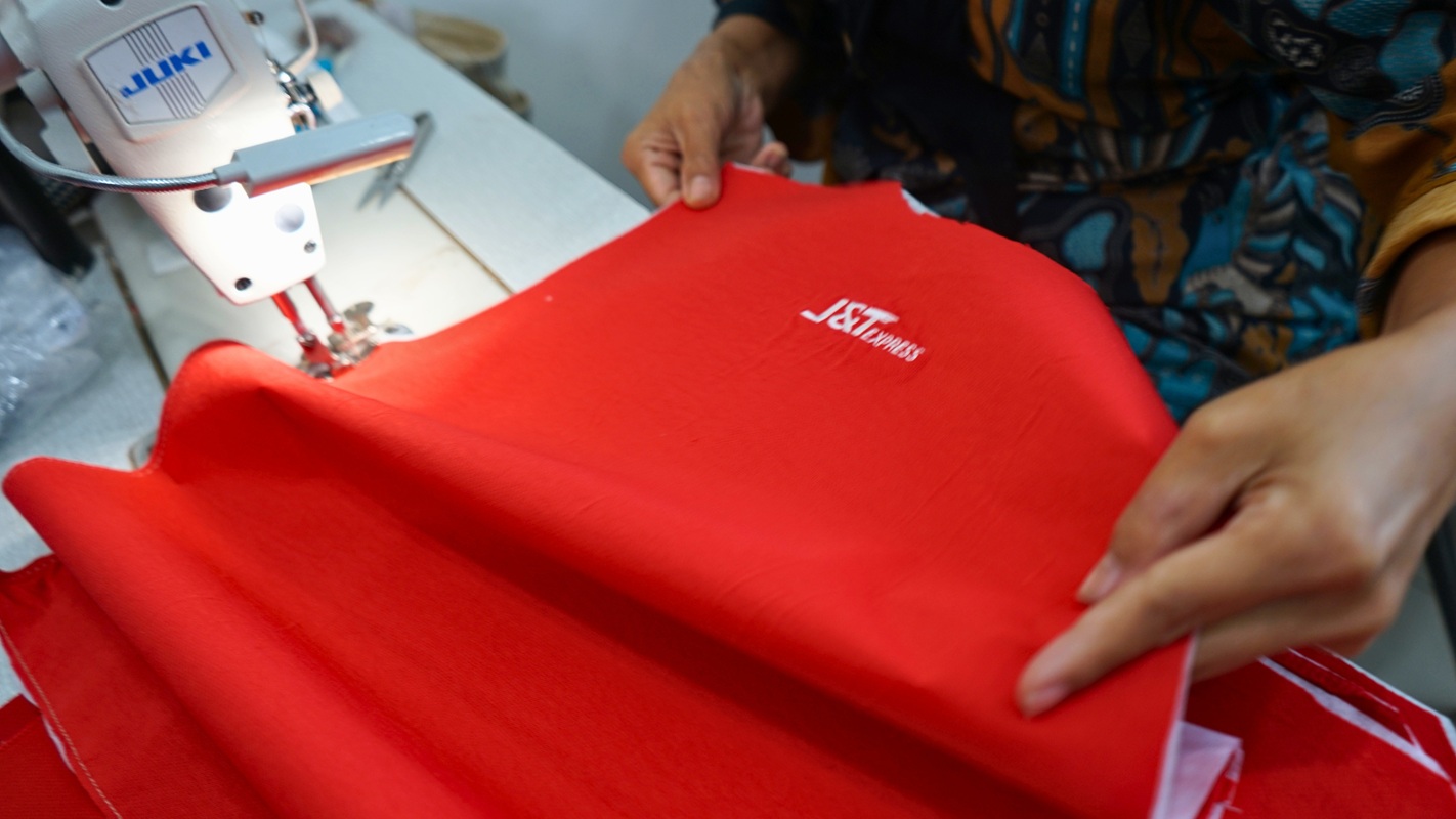 Perlu Ditiru, J&T Express Olah 146 Kg Seragam Bekas Menja...