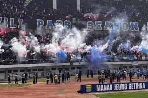 Persib Latihan Ribuan Bobotoh padati GBLA, Apa Jadinya Jika Aturan Suporter Tandang Diterapkan saat Lawan Persija di GBK? Amankah?