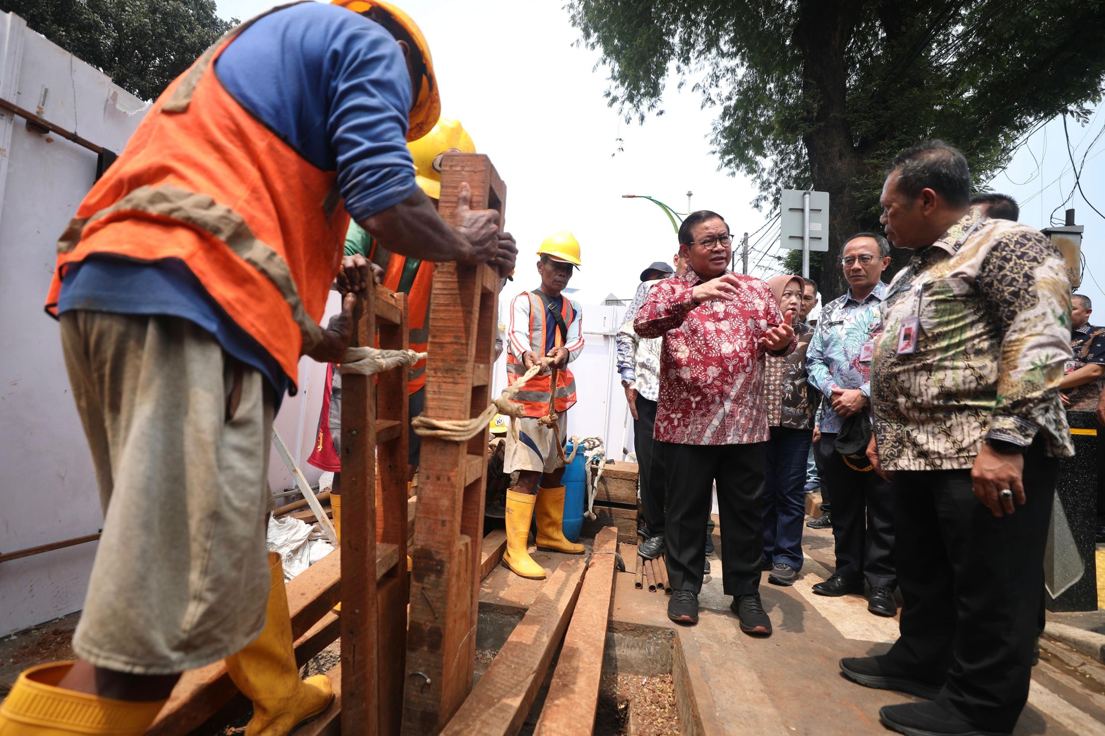 Pramono Targetkan Kabel Udara Jakarta Tuntas Diturunkan dalam Lima Tahun