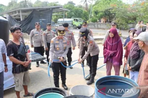 Terdampak Kekeringan, Polres Bangka Barat Salurkan 47 Ton Air Bersih untuk Warga