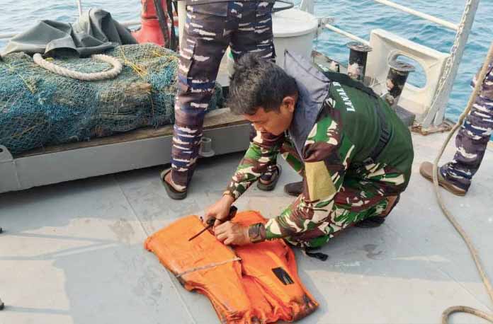 TNI AL Temukan "Life Jacket" di Selat Sunda, Masih Diiden...