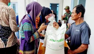 Warga Desil 1-4 di Natuna Dapat Banpang Beras 30 Kg dari Bapanas