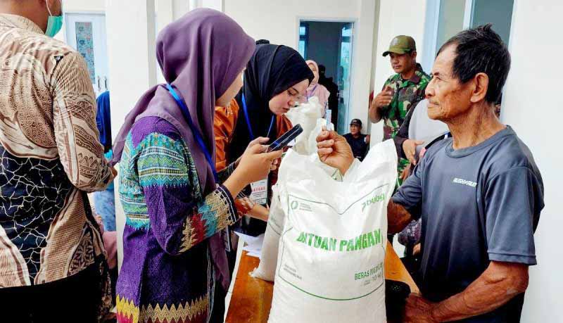 Warga Desil 1-4 di Natuna Dapat Banpang Beras 30 Kg dari ...