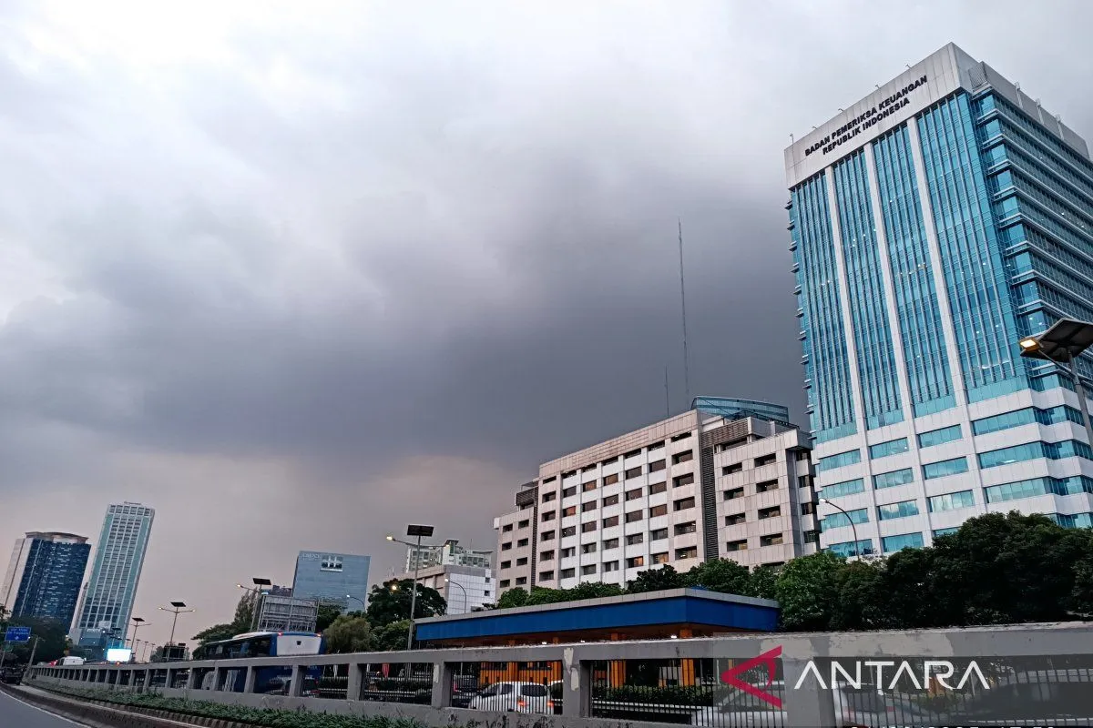 Jumat Sore Jakarta Mendadak Berawan Tebal, Begini Prediks...