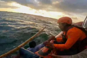 Tim SAR Banyuwangi Selamatkan Enam Nelayan Tenggelam