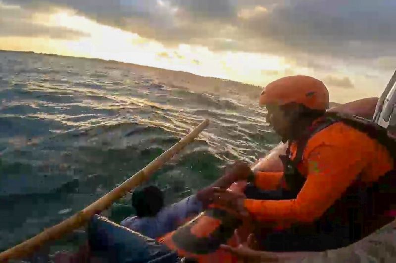 Tim SAR Banyuwangi Selamatkan Enam Nelayan Tenggelam