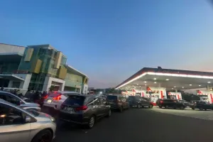 BBM Langka, Warga Makassar Rela Antre Sejak Subuh di SPBU 