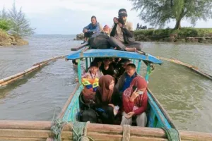 Judul SEO: Dinkes Simeulue Kirim Tim Medis ke Desa Terluar Pulau Teupah, Warga Dapat Layanan Kesehatan.