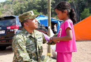 Puspsi TNI Berikan Trauma Healing bagi Anak Penyintas Gempa Bumi NTT.