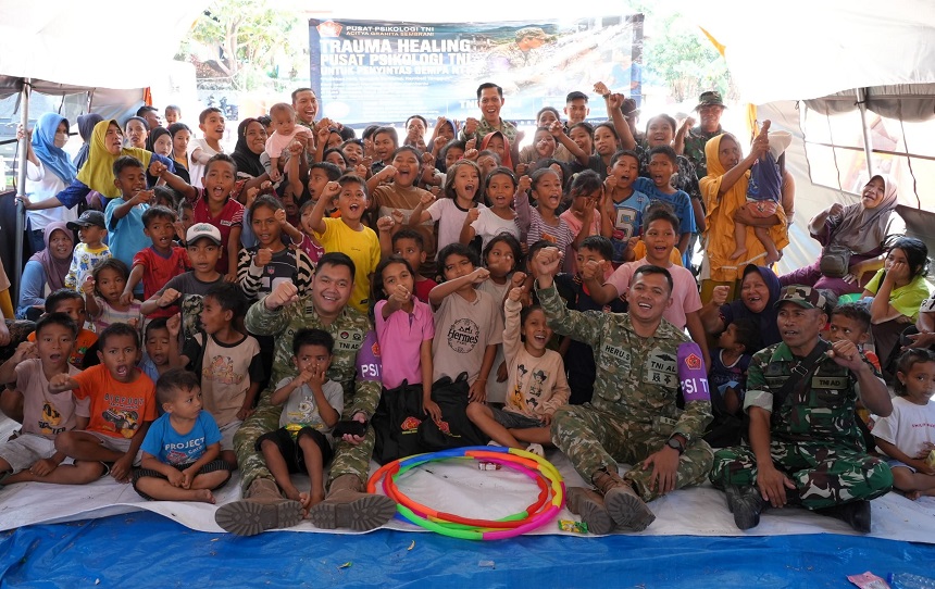 Puspsi TNI Bersama Kodim Manggarai Berikan Trauma Healing bagi Penyintas Gempa.