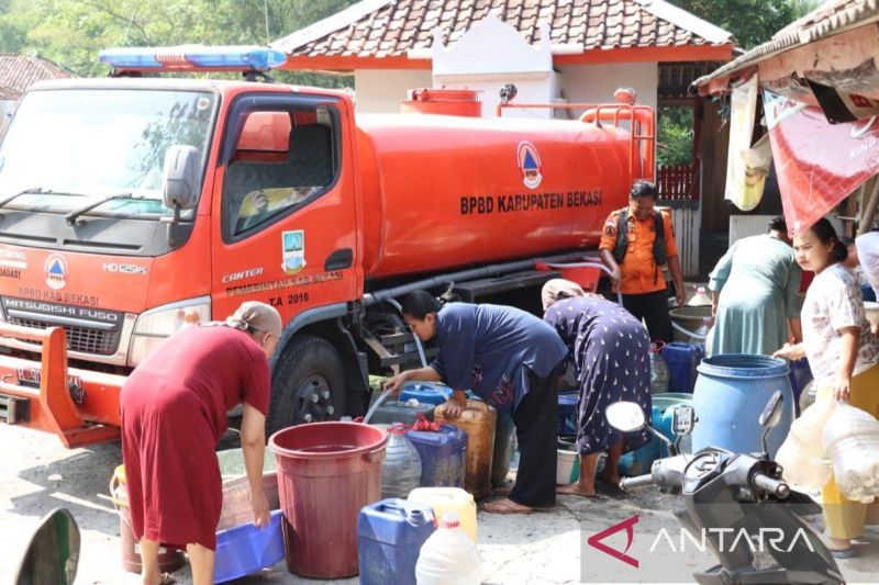 Terdampak Kekeringan, Pemkab Bekasi Salurkan 10 Juta Liter Air ke Warga 