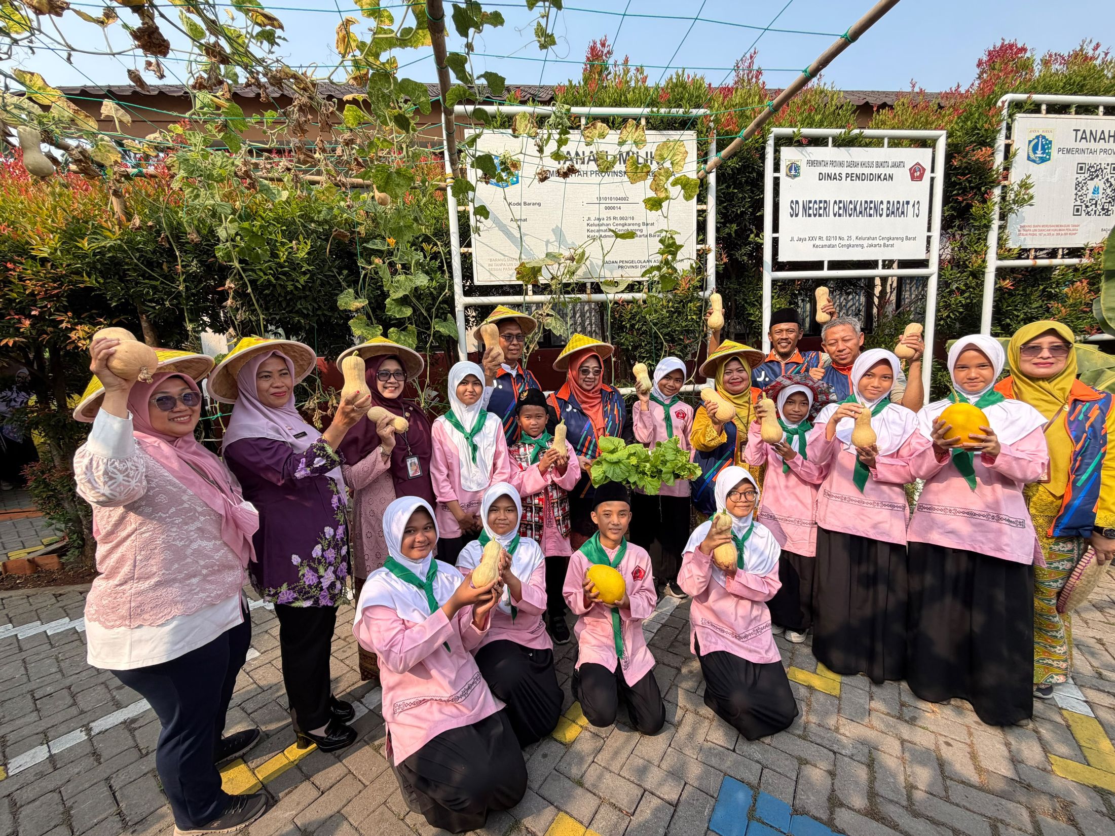 Lahan Sekolah Disulap Jadi Urban Farming, Siswa SDN Cengkareng Barat 13 Belajar Bertani