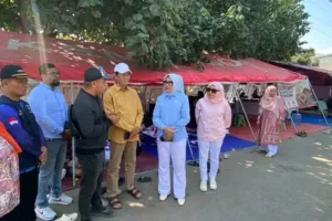 Pemkab Lombok Tengah Beri Bantuan Perlengkapan Sekolah untuk Anak di Sade