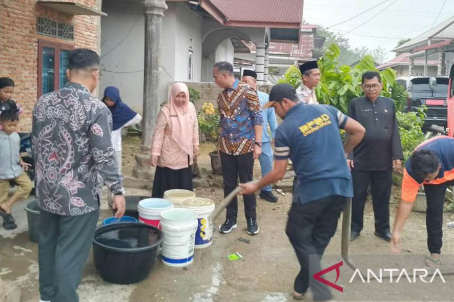 Penyaluran 238.500 Liter Air Bersih untuk Mengatasi Kekeringan di Dharmasraya Sumbar