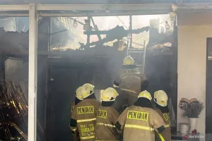 Toko Karangan Bunga di Lubang Buaya Jaktim Terbakar, 45 Personel Gulkarmat Dikerahkan