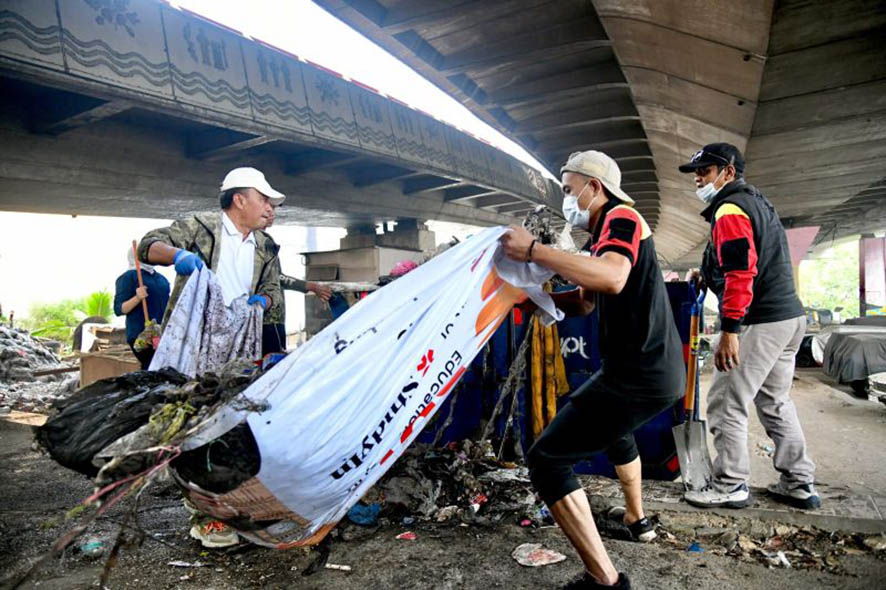 Tumpukan Sampah Masih Terlihat di Kawasan Kolong Jembatan Pasupati Kota Bandung