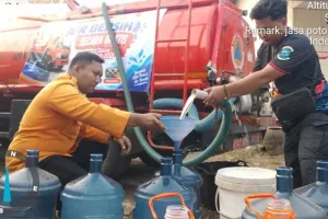 BPBD Pangkalpinang Salurkan 4.000 Liter Air untuk Bantu Warga Bacang 