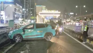 Detik-detik Taksi Tabrak Pembatas Jalan dan Terguling Dekat GT Tebet 2