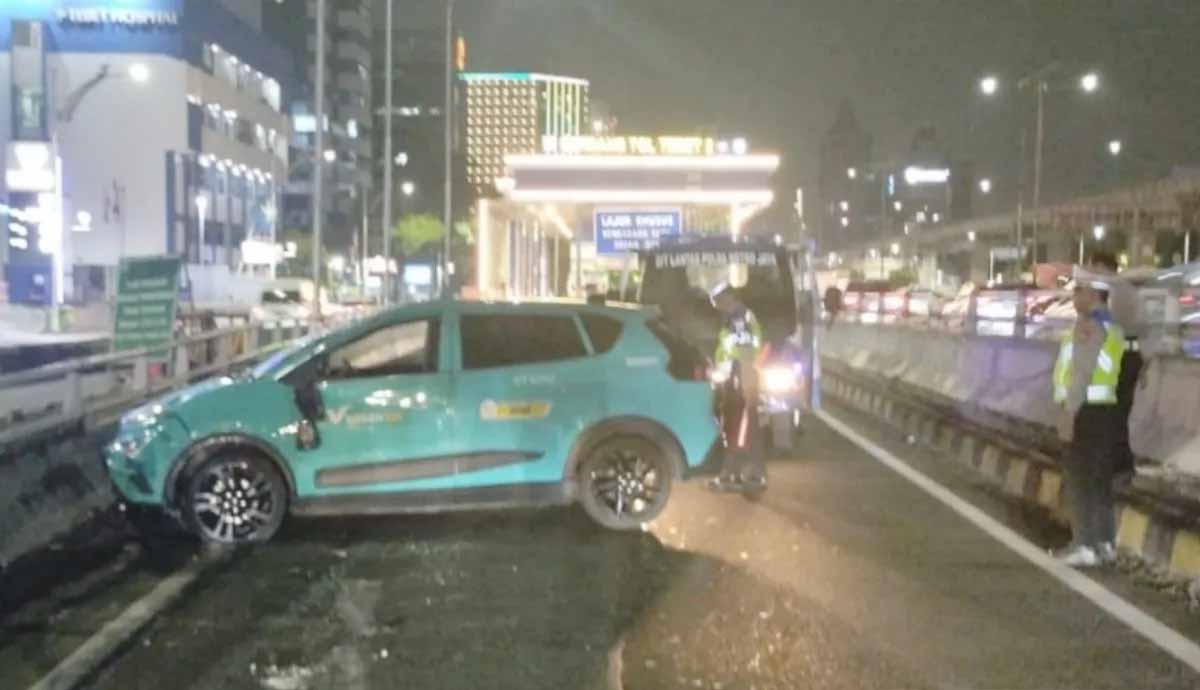 Detik-detik Taksi Tabrak Pembatas Jalan dan Terguling Dek...