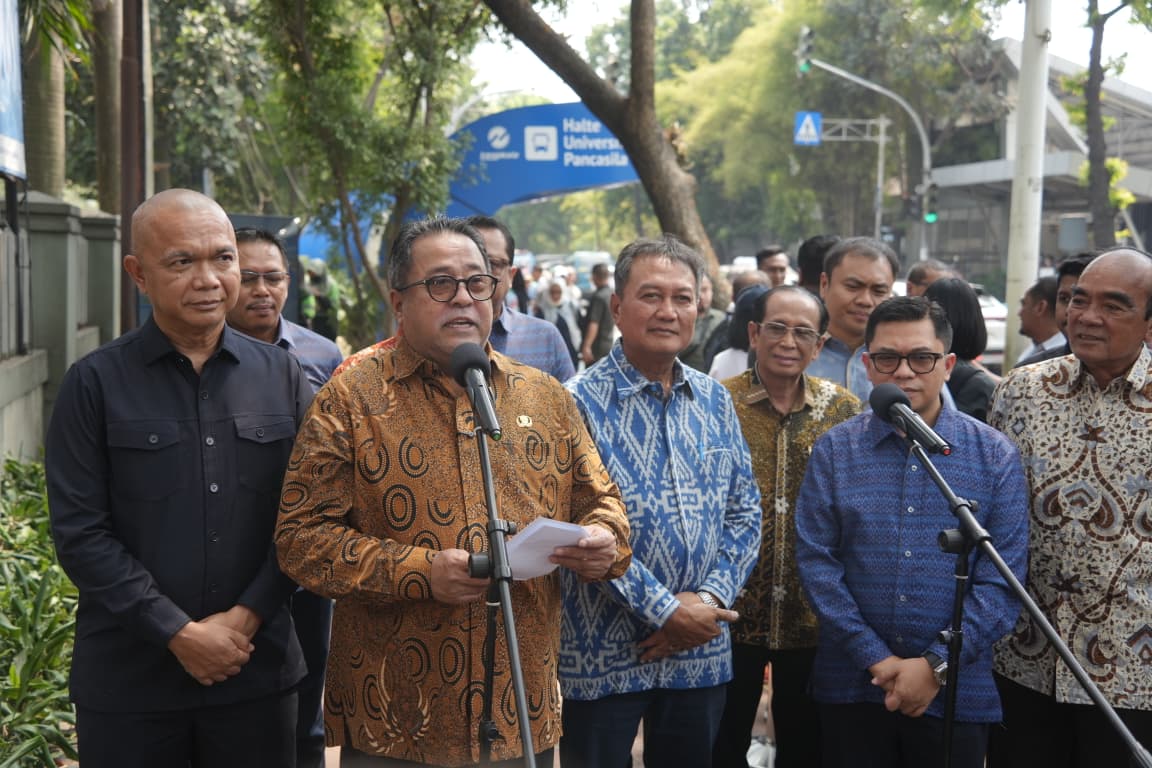 Halte Universitas Pancasila Resmi Dibuka, Layani 5 Rute T...