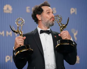 Ini Daftar Lengkap Pemenang Emmy Awards 2026, Widow's Bay dan The Pitt Berjaya