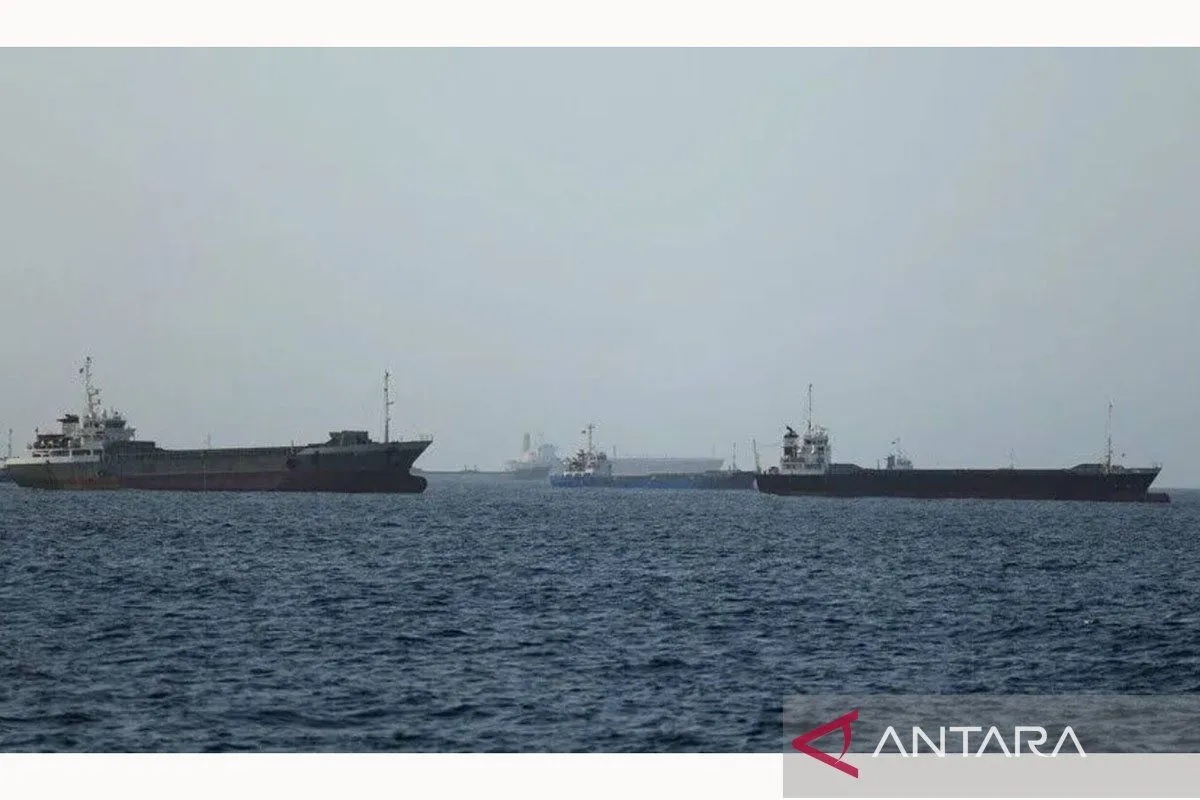 IRGC: Kapal Supertanker Meledak Usai Hantam Ranjau di Sel...