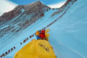 Nepal Bakal Larang Pendaki Pemula Taklukkan Puncak Himalaya