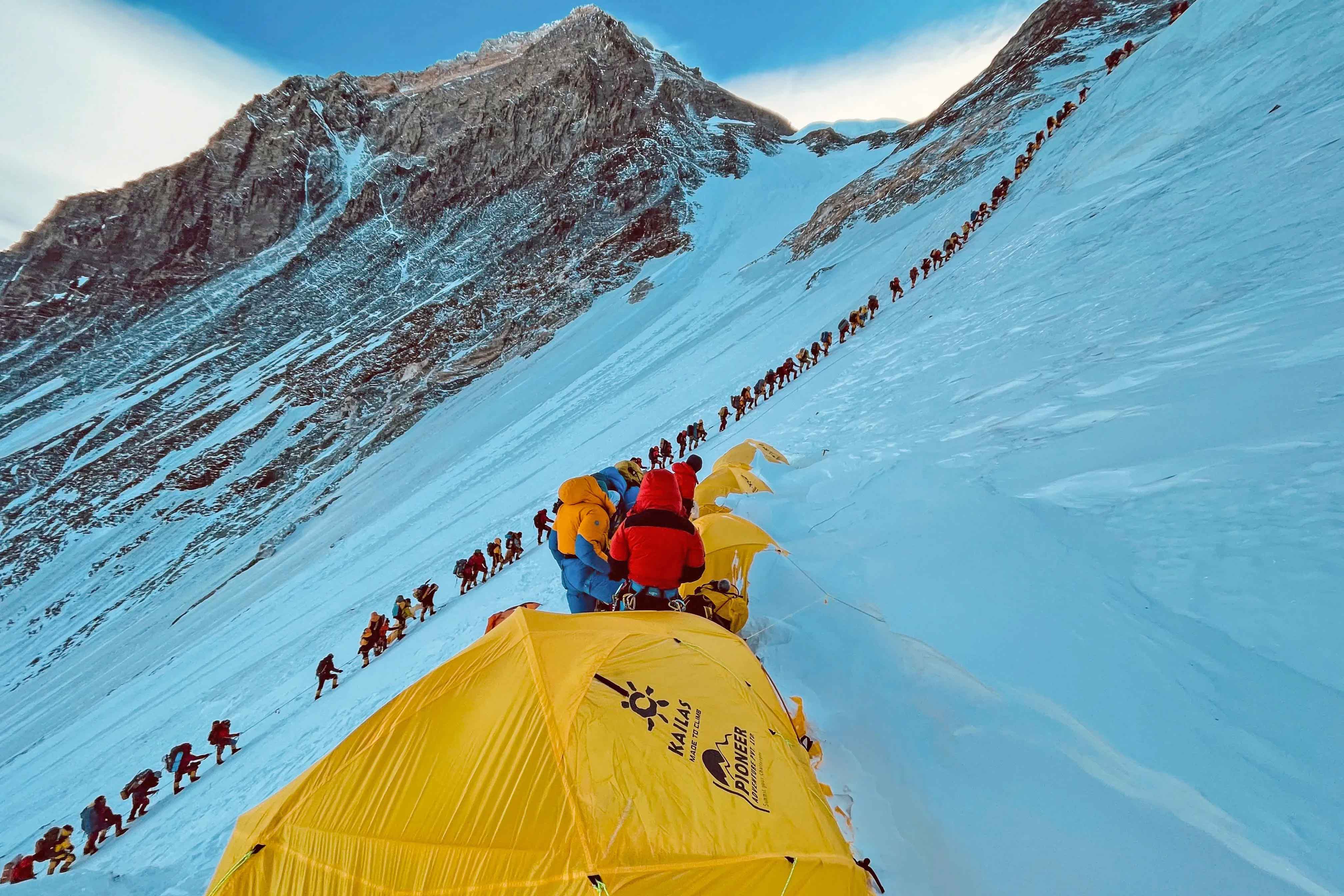 Nepal Bakal Larang Pendaki Pemula Taklukkan Puncak Himalaya