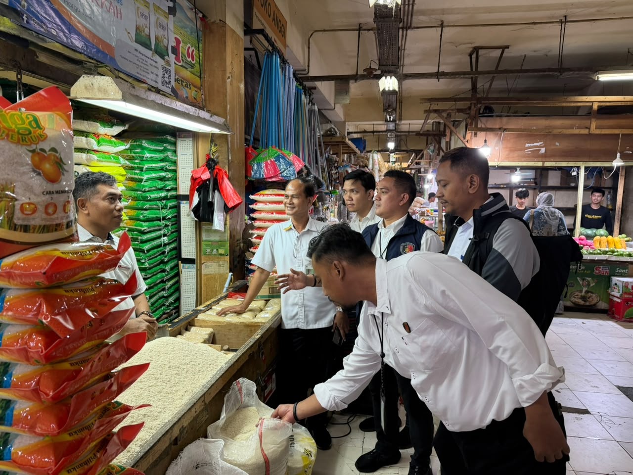 Satgas Pangan Cek Harga Beras di Ciracas, Pastikan Masih ...