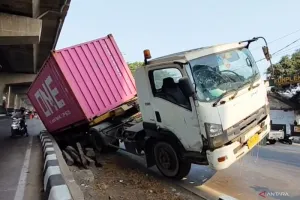 Truk Kontainer Bermuatan 15 Ton Terperosok di Jalan Raya Bekasi Raya Cakung