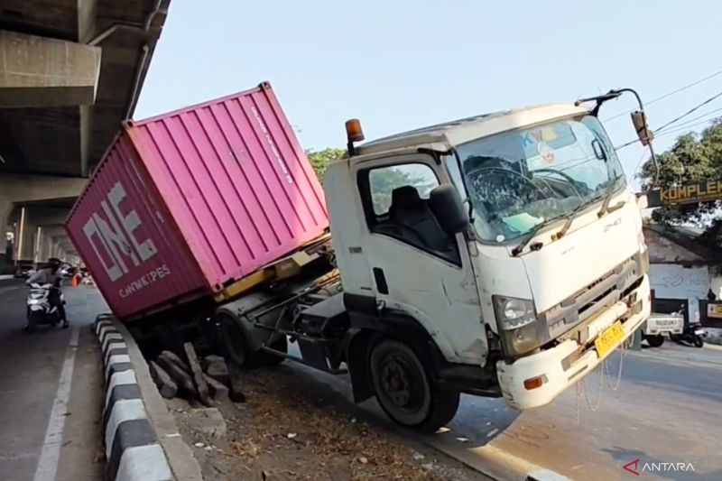 Truk Kontainer Bermuatan 15 Ton Terperosok di Jalan Raya Bekasi Raya Cakung