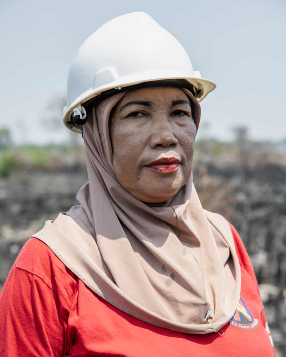 Melawan Api dan Patriarki: Emak-emak di Garis Depan Lahan Gambut Kalimantan