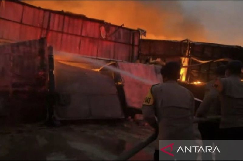 Polda Metro Jaya Bantu Padamkan Kebakaran 26 Gudang di Ta...