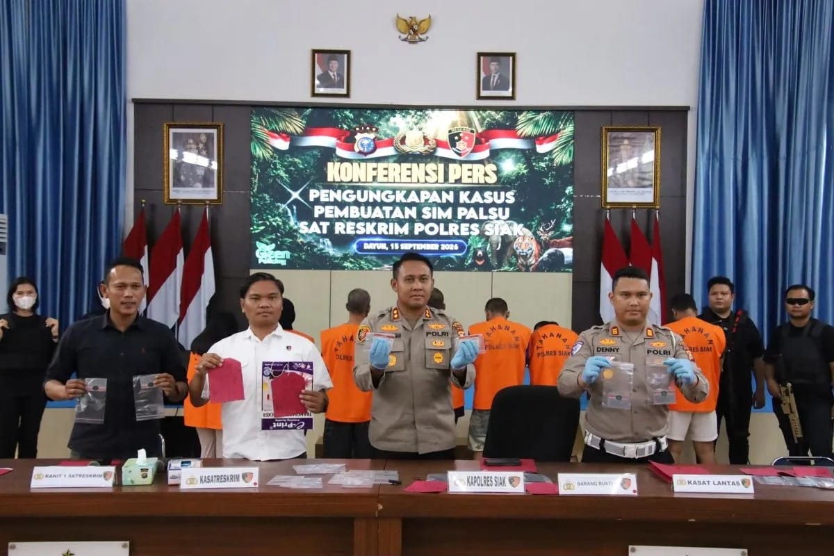 Polres Siak Bongkar Sindikat SIM Palsu, 8 Tersangka dan 5...