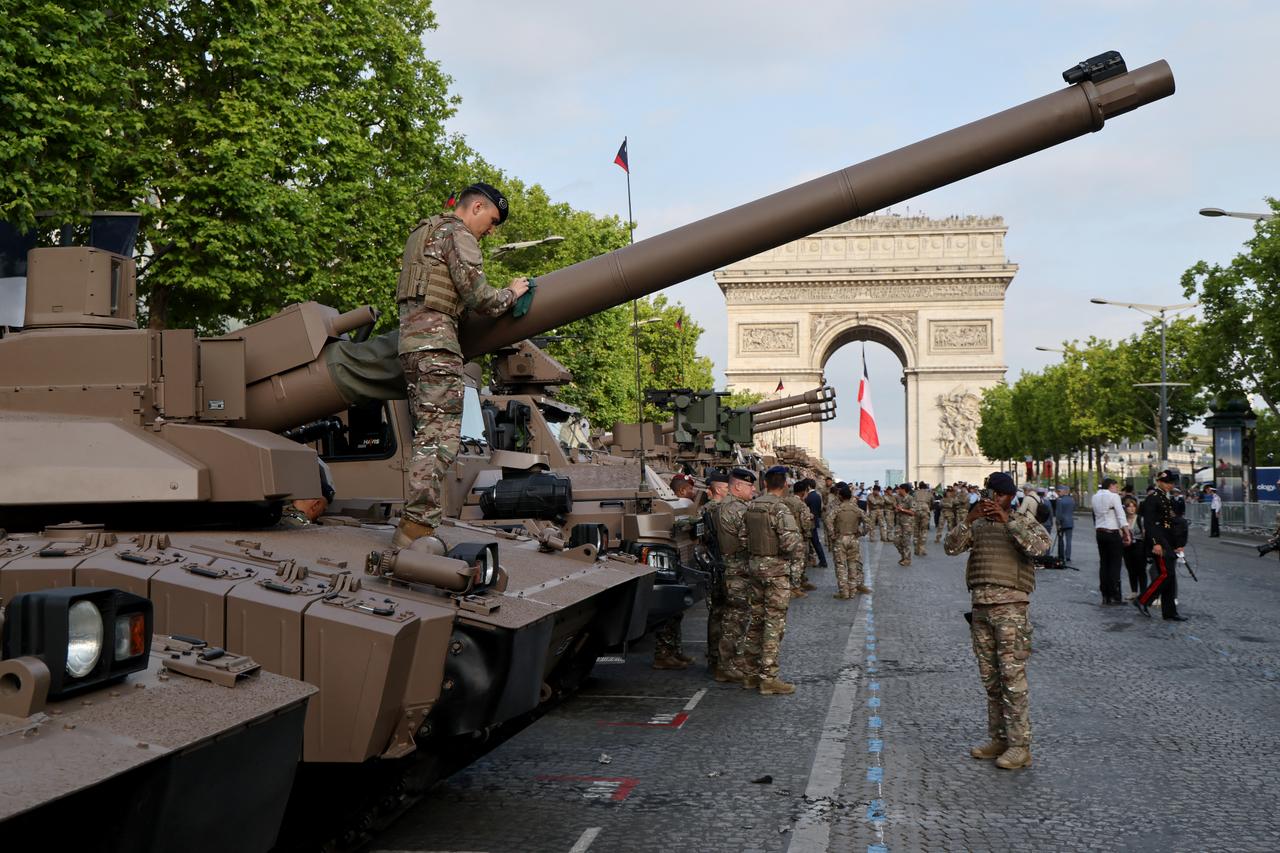 Prancis Cari 100.000 Pekerja untuk Industri Militer