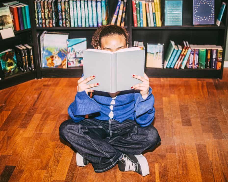 Singapura Sampai Bayar Orang untuk Membaca Buku untuk Perangi 'Doomscrolling'