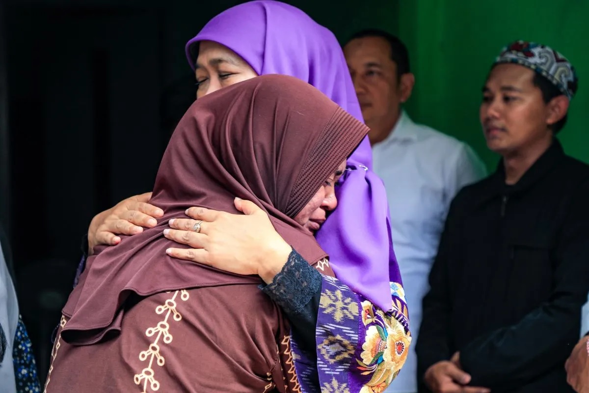 Gubernur Khofifah Jenguk dan Santuni Keluarga Korban Kapal Virgo