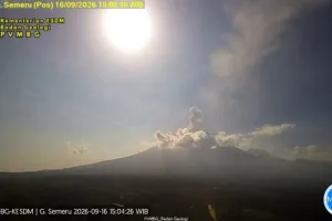 Gunung Semeru Erupsi Lagi Disertai dengan Suara Dentuman Keras yang Mengejutkan Warga
