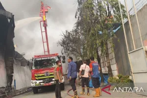 Kebakaran Pabrik Lampu di Tangerang, 60 Personel Dikerahkan Tangani 