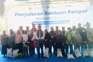 Mentan Amran Sulaiman: Negara Serahkan Bantuan Pangan Beras ke Warga Pekanbaru