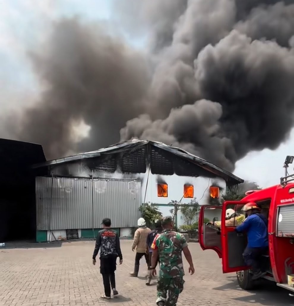 Pabrik Sepatu di Dlanggu Mojokerto Terbakar Hampir 4 Jam,...