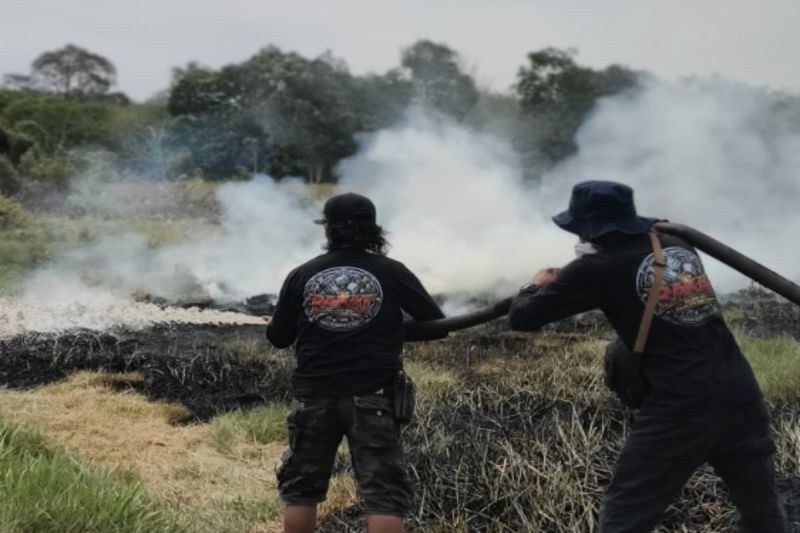 3 Hektare Lahan Gambut di Banjar Terbakar, Tim RAKAT dan Warga Bergerak Padamkan Api.