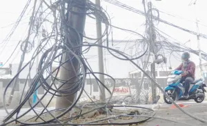 Bongkar Kabel Menjuntai, Pemprov DKI Didesak Paksa Operator Masuk Jaringan Bawah Tanah