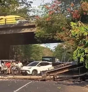 Crane Pasak Bumi Terguling di Bundaran Satelit Surabaya, Timpa PJU HR Muhammad