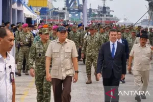 Kapal Induk Garibaldi Sandar di Tanjung Priok, Menhan Sjafrie dan Kasal Laksamana TNI Muhammad Ali Tinjau Isi Kapal