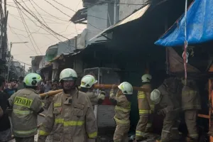 Kebakaran Hanguskan Warung Ayam Geprek di Cilincing Jakut, Diduga Akibat Korsleting Listrik