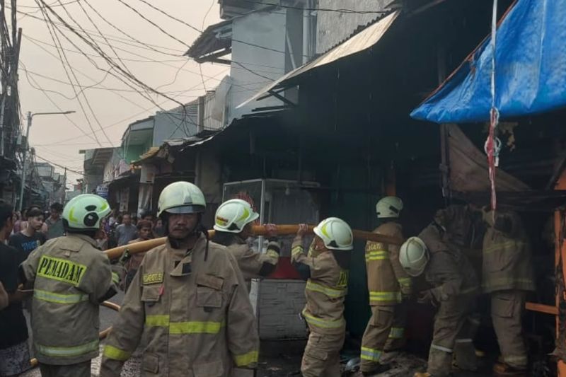 Kebakaran Hanguskan Warung Ayam Geprek di Cilincing Jakut...
