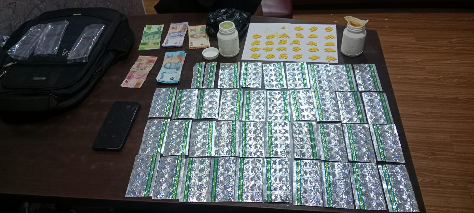Kedok Toko Kosmetik Terbongkar! Polisi Ringkus 4 Pengedar...