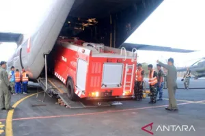 Pengiriman Dua Mobil Damkar dan APD untuk Mengatasi Karhutla di Kalsel