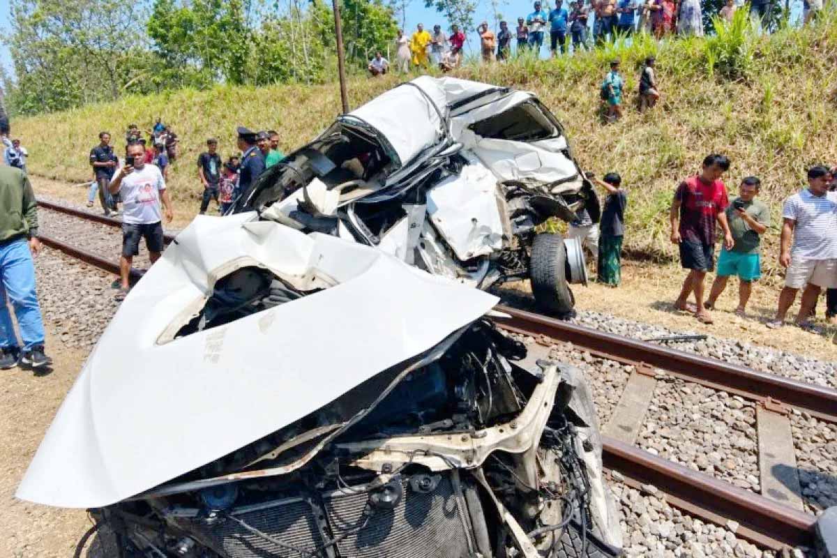 Sebuah Mobil Tertabrak KA Ijen Ekspres di Jember, Pengemudi Tewas, Begini Kronologinya! 